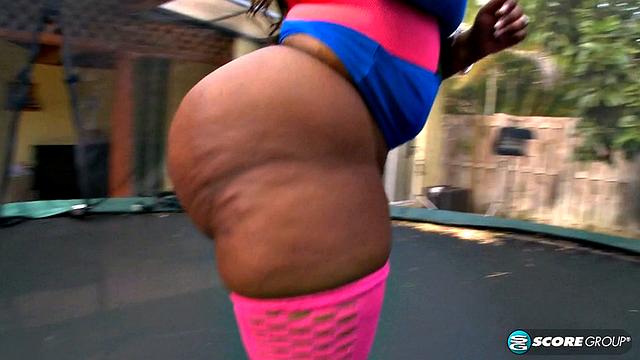 брюнетка с большой жопой получает толстый черный член