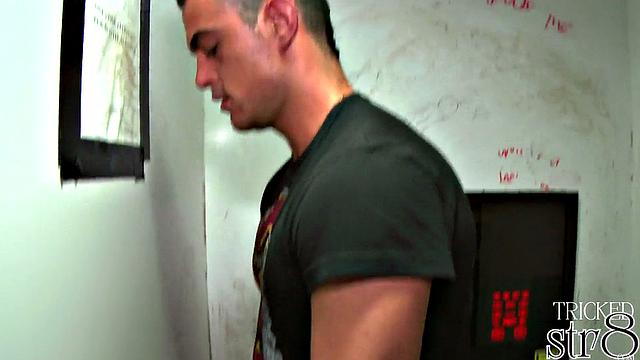 Amateur Stud Fooled at the Gloryhole