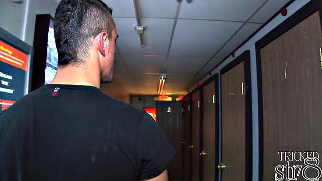 Amateur Stud Fooled at the Gloryhole