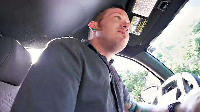 Татуированная чернокожая красотка отдается на природе за ремонт машины