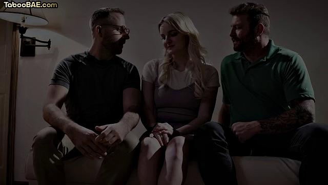 Хрупкая любовница скачет на члене в жаркой тройке, не сбавляя темпа.