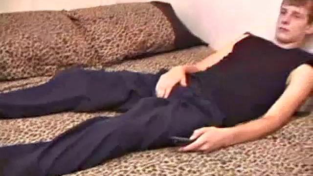 Skylerr дрочит член перед камерой и заливает все спермой