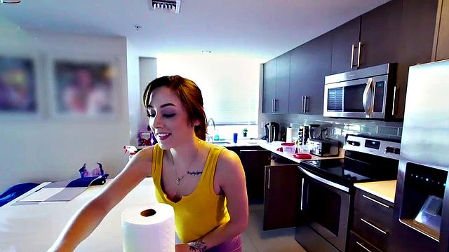 Шаловливая горничная раздевается, берет в рот и скачет в легинсах