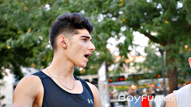 Два парня спорят, у кого член толще, и решают всё по-взрослому в гей-сцене.