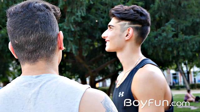 Два парня спорят, у кого член толще, и решают всё по-взрослому в гей-сцене.
