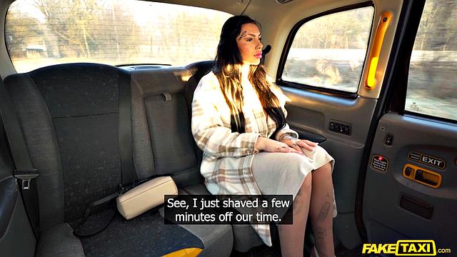 Смотри, как Sexy Nala расплачивается за такси горячим минетом и жёстким сексом в машине с водителем.