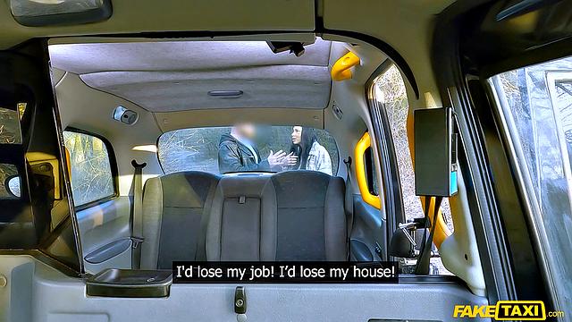 Смотри, как Sexy Nala расплачивается за такси горячим минетом и жёстким сексом в машине с водителем.