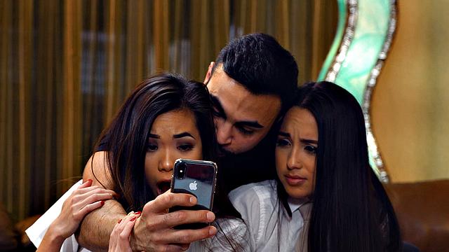 Озорная школьница Вина Скай заводит подругу на азиатские утехи