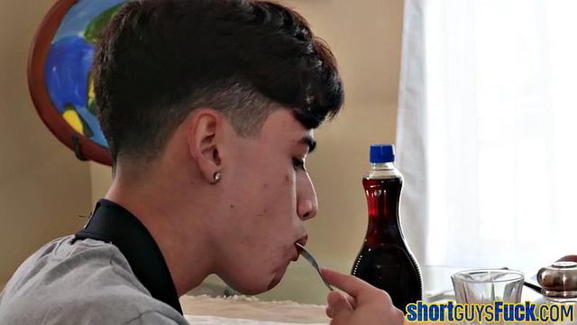 Блондинка милфа на боку принимает твёрдый член у бассейна от невысокого парня.