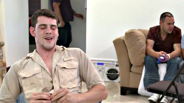 гости вечеринки сосут стриптизёрам на глазах у всех