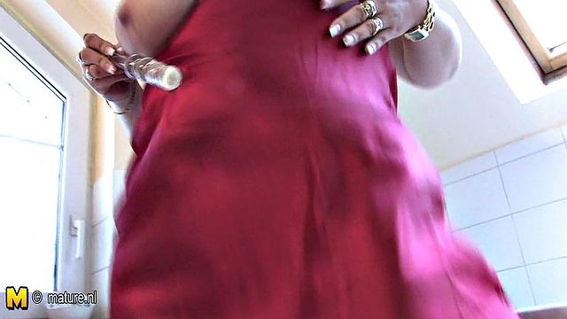 Зрелая хозяйка наводит порядок на кухне и требует жёсткого трахa