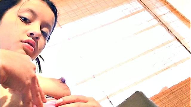 диана не щадит гладкую киску - пальцы скользят без остановки