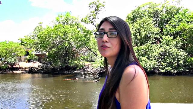 лекси в колготках скачет задом наперёд и ловит кончу на татуированную жопу