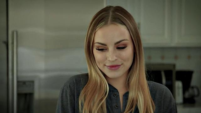 Stunning babe knows how to please her with her pussy