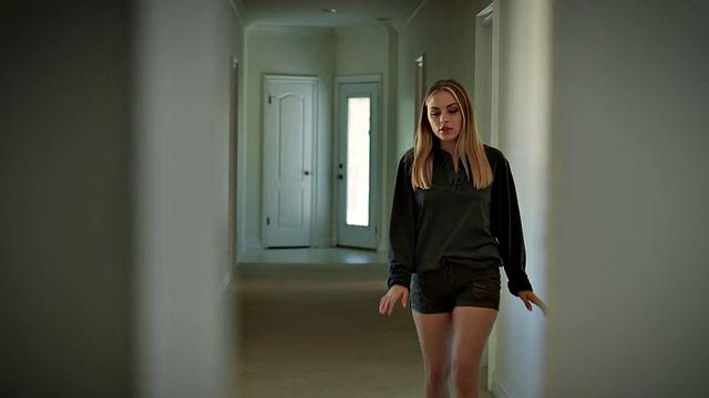 Stunning babe knows how to please her with her pussy