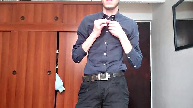 Латино парень заводится сам, шутит про трудотерапию