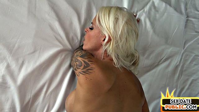 Блондинистая тётка с юмором соглашается на собачку прямо в отеле - вот такая командировка получилась.