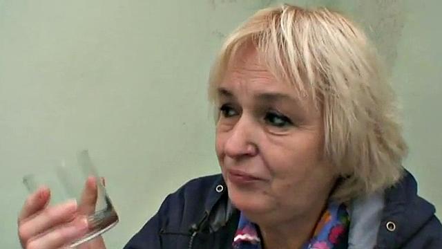 молодая брюнетка скачет на дедуле, а его жена мастурбирует рядом