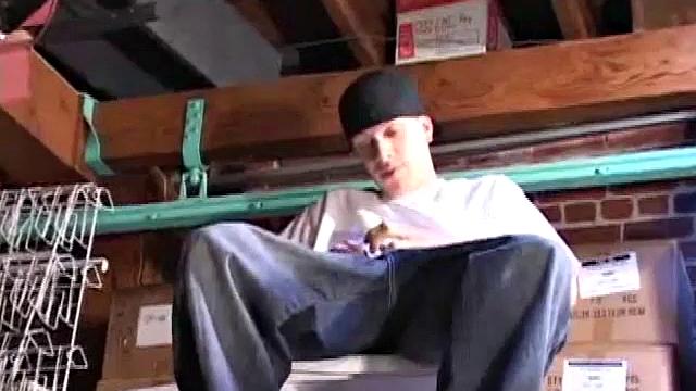 шейн не сдерживается и кончает себе в ладонь