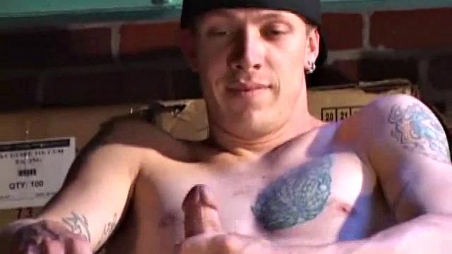 шейн не сдерживается и кончает себе в ладонь