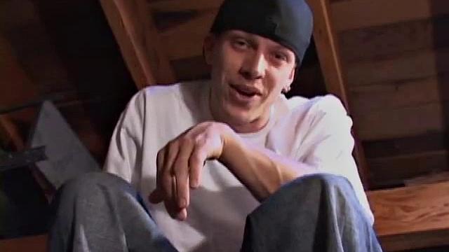 шейн не сдерживается и кончает себе в ладонь