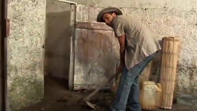 жаркие латинские парни трахаются в амбаре без резины, каждый момент на взводе!