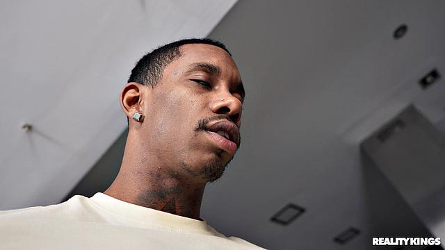 пока ботаник в туалете, подруга скачет на соседе с большим членом