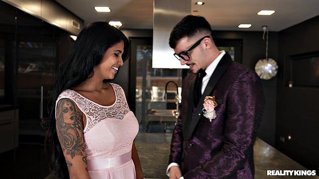 пока ботаник в туалете, подруга скачет на соседе с большим членом