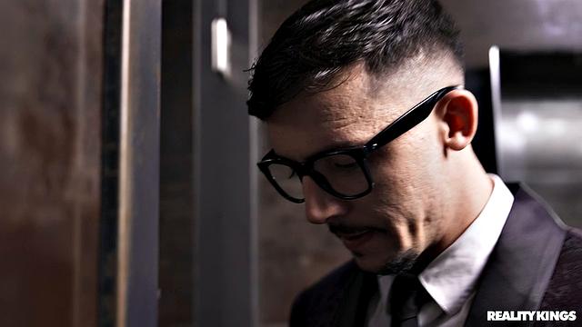 пока ботаник в туалете, подруга скачет на соседе с большим членом