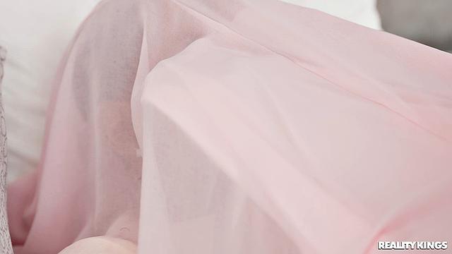 пока ботаник в туалете, подруга скачет на соседе с большим членом