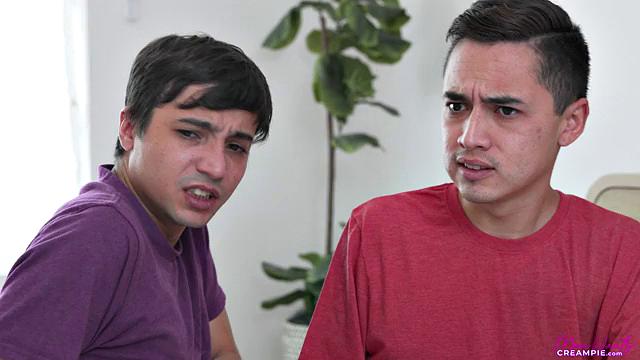 зрелая татуированная красотка трахается с двумя парнями и получает на лицо