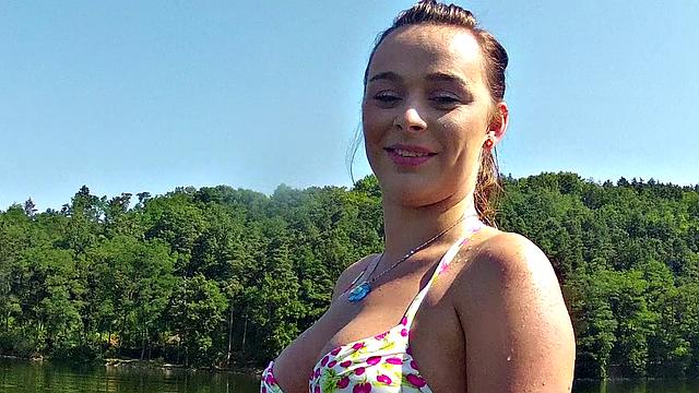 Татуированная красотка в бикини - плавать не смогла, зато у дерева оторвалась по полной