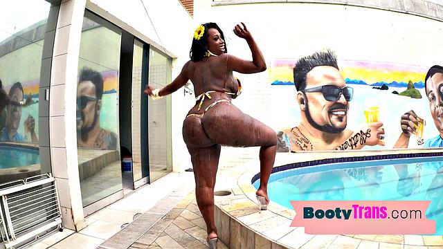 Watch Nubian TS twerk and suck off her hung boyfriend on the sofa