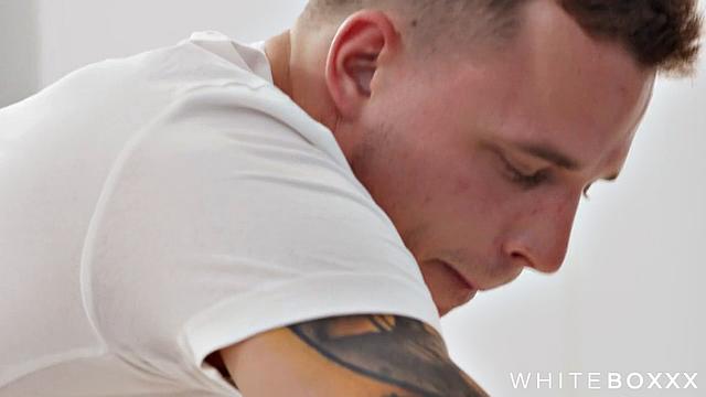 домашний массаж переходит в жёсткий анал с брюнеткой