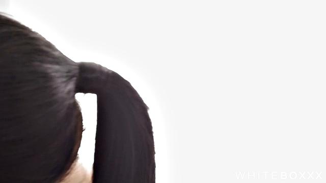 домашний массаж переходит в жёсткий анал с брюнеткой