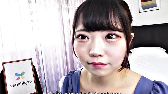 Housewife Asami Wakana comes to get naked and fuck