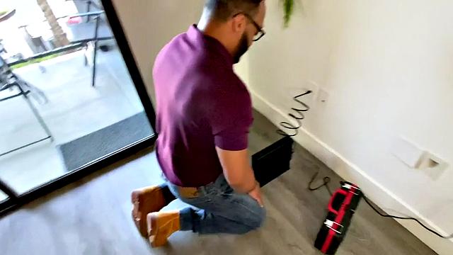 Black electrician barebacked by guy in erotic couple