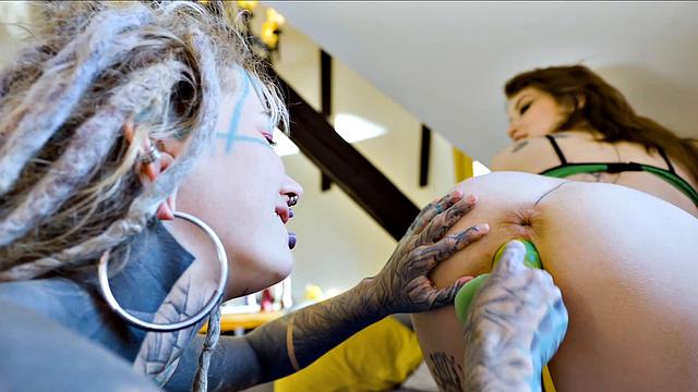 две панк-тёлки с татухами спорят, чья жопа выдержит больше члена