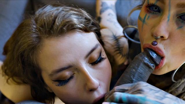 две панк-тёлки с татухами спорят, чья жопа выдержит больше члена