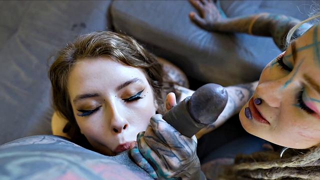 две панк-тёлки с татухами спорят, чья жопа выдержит больше члена