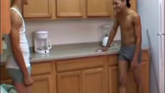 Чуло Гарсия падает на колени и отсасывает шефу, потом Пепе Фелипе разрывает его на диване