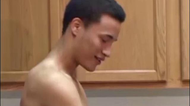 Чуло Гарсия падает на колени и отсасывает шефу, потом Пепе Фелипе разрывает его на диване