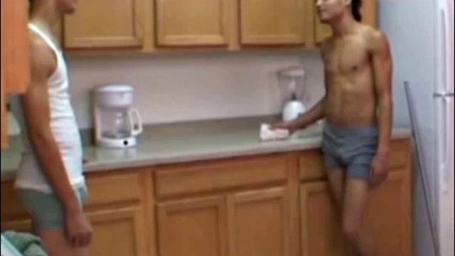 Чуло Гарсия падает на колени и отсасывает шефу, потом Пепе Фелипе разрывает его на диване