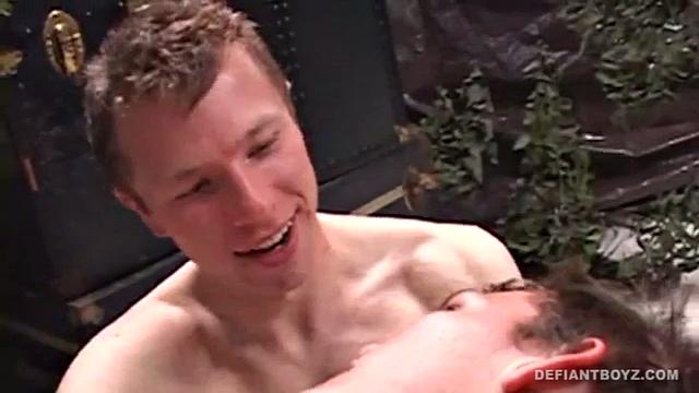 Ник и Коди трахаются без резинки, жёстко и страстно, они остаются без дыхания и хотят ещё