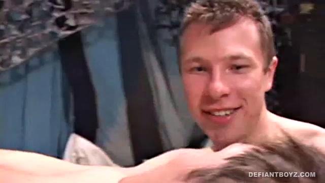 Ник и Коди трахаются без резинки, жёстко и страстно, они остаются без дыхания и хотят ещё