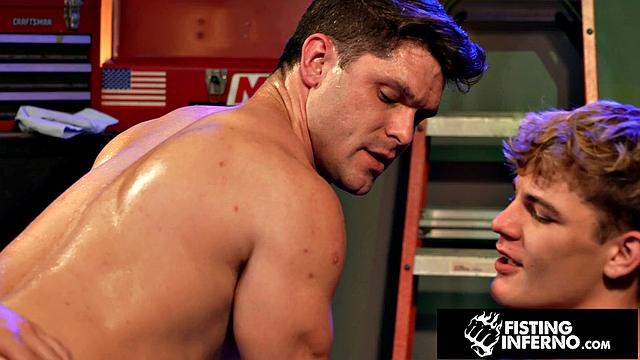 Механик с татухой ловит кулак в зад и шутит над тачками