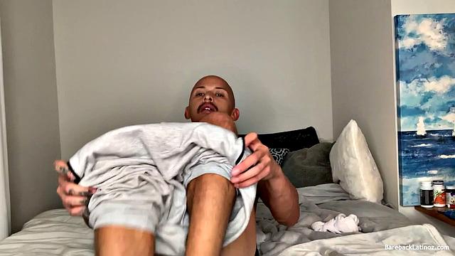 Латино с мощным хуем устроил весёлый ручной сеанс с финалом на лицо