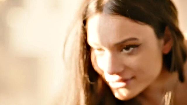 наглая красотка ловит жёсткий трах в мокрую киску от озабоченного ловеласа