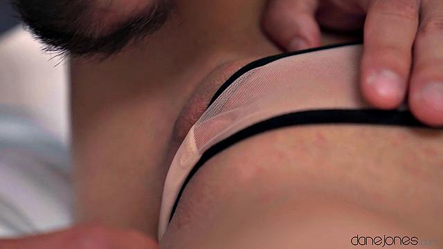 Ванесса Хиллз страстно сосет член мужа и получает сочный кремпай в пизду от Анжело Годшака.