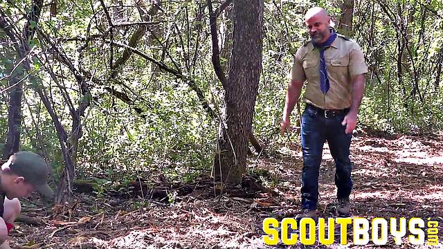 волосатые медведи жарко трахаются на свежем воздухе